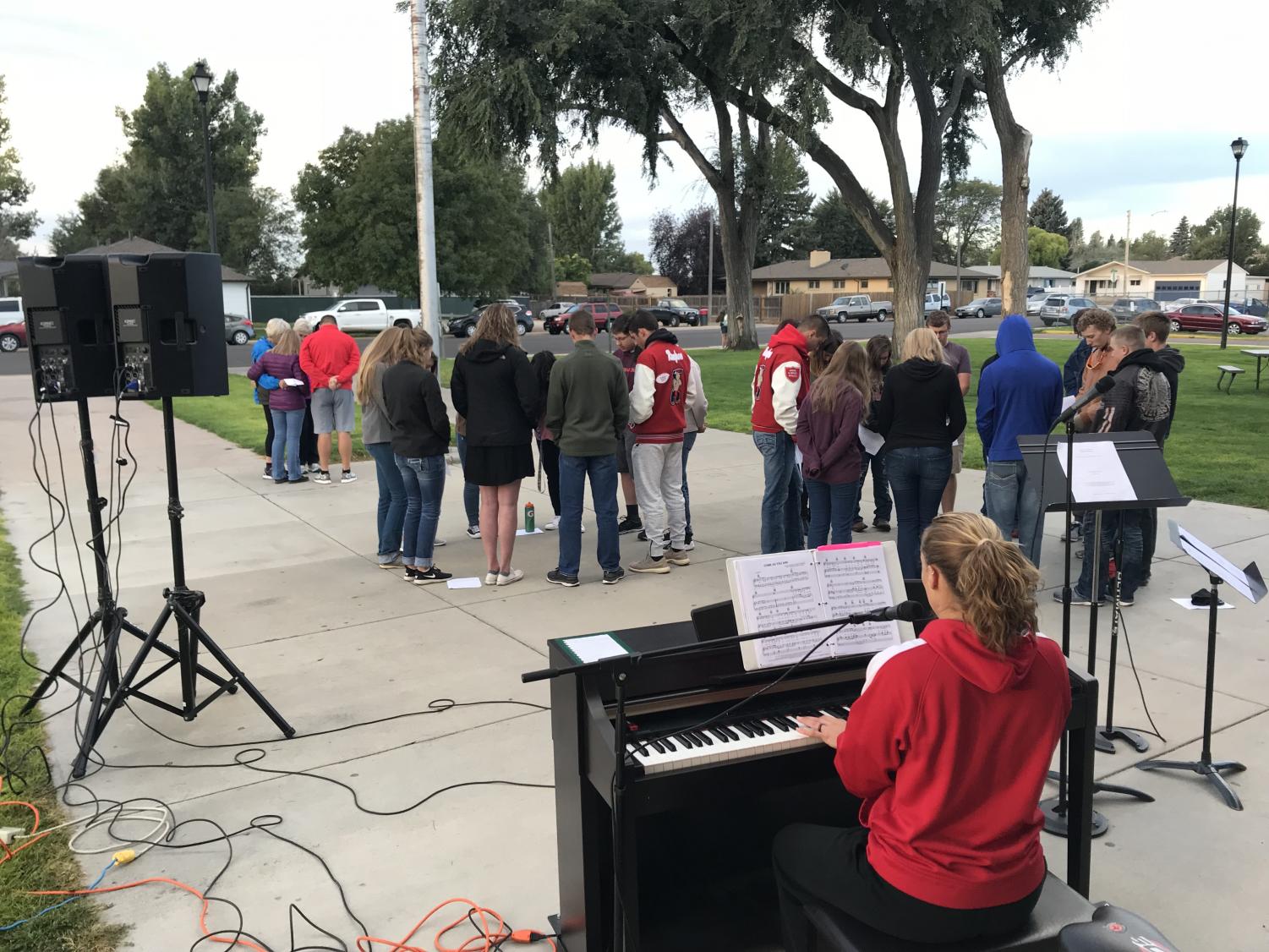 Students observe national day of prayer around EHS flagpole Red Ink