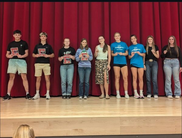 Students of the junior class taking a picture after receiving their award.