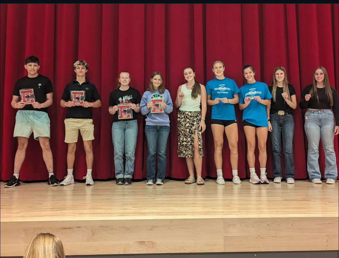 Students of the junior class taking a picture after receiving their award.